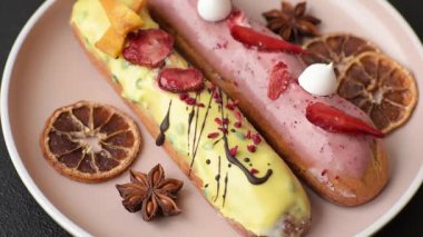 Fransız yemeği, çikolata dolgulu tatlı ve renkli kremayla kaplı. Tasarımınız için tatlı bir ekin