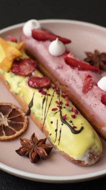 Fransız yemeği, çikolata dolgulu tatlı ve renkli kremayla kaplı. Tasarımınız için tatlı bir ekin