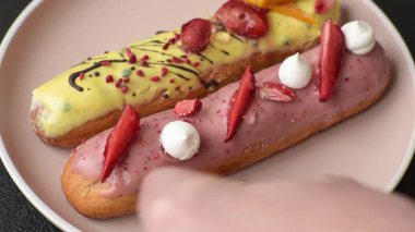 Fransız yemeği, çikolata dolgulu tatlı ve renkli kremayla kaplı. Tasarımınız için tatlı bir ekin