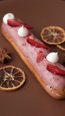 Fransız yemeği, çikolata dolgulu tatlı ve renkli kremayla kaplı. Tasarımınız için tatlı bir ekin