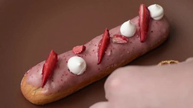 Fransız yemeği, çikolata dolgulu tatlı ve renkli kremayla kaplı. Tasarımınız için tatlı bir ekin