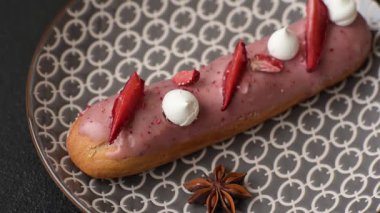 Fransız yemeği, çikolata dolgulu tatlı ve renkli kremayla kaplı. Tasarımınız için tatlı bir ekin