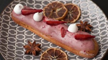 Fransız yemeği, çikolata dolgulu tatlı ve renkli kremayla kaplı. Tasarımınız için tatlı bir ekin