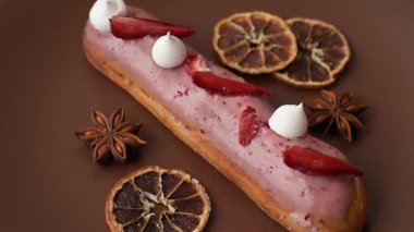 Fransız yemeği, çikolata dolgulu tatlı ve renkli kremayla kaplı. Tasarımınız için tatlı bir ekin