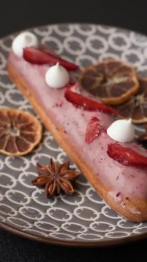 Fransız yemeği, çikolata dolgulu tatlı ve renkli kremayla kaplı. Tasarımınız için tatlı bir ekin