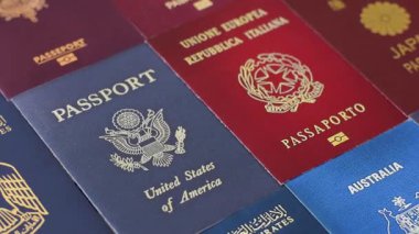 Farklı ülkelerin vatandaşlarının pasaportları, çeşitli ülkelerin pasaportlarından oluşan arka plan..