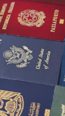 Farklı ülkelerin vatandaşlarının pasaportları, çeşitli ülkelerin pasaportlarından oluşan arka plan..