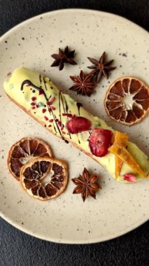 Fransız yemeği, çikolata dolgulu tatlı ve renkli kremayla kaplı. Tasarımınız için tatlı bir ekin