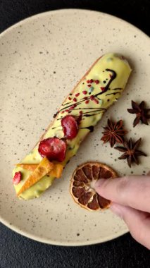 Fransız yemeği, çikolata dolgulu tatlı ve renkli kremayla kaplı. Tasarımınız için tatlı bir ekin