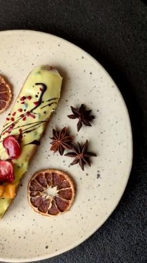 Fransız yemeği, çikolata dolgulu tatlı ve renkli kremayla kaplı. Tasarımınız için tatlı bir ekin