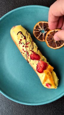 Fransız yemeği, çikolata dolgulu tatlı ve renkli kremayla kaplı. Tasarımınız için tatlı bir ekin