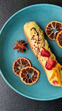 Fransız yemeği, çikolata dolgulu tatlı ve renkli kremayla kaplı. Tasarımınız için tatlı bir ekin