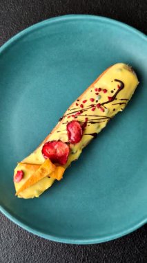 Fransız yemeği, çikolata dolgulu tatlı ve renkli kremayla kaplı. Tasarımınız için tatlı bir ekin