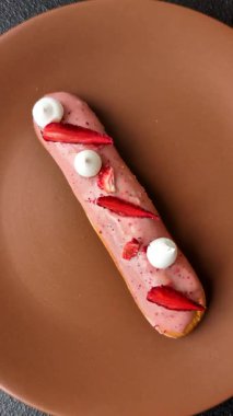 Fransız yemeği, çikolata dolgulu tatlı ve renkli kremayla kaplı. Tasarımınız için tatlı bir ekin