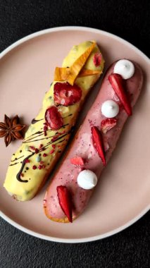 Fransız yemeği, çikolata dolgulu tatlı ve renkli kremayla kaplı. Tasarımınız için tatlı bir ekin