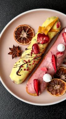 Fransız yemeği, çikolata dolgulu tatlı ve renkli kremayla kaplı. Tasarımınız için tatlı bir ekin