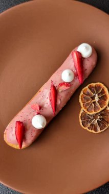 Fransız yemeği, çikolata dolgulu tatlı ve renkli kremayla kaplı. Tasarımınız için tatlı bir ekin