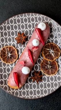 Fransız yemeği, çikolata dolgulu tatlı ve renkli kremayla kaplı. Tasarımınız için tatlı bir ekin