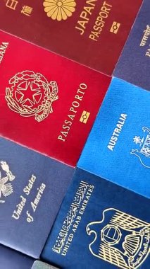 Farklı ülkelerin vatandaşlarının pasaportları, çeşitli ülkelerin pasaportlarından oluşan arka plan..