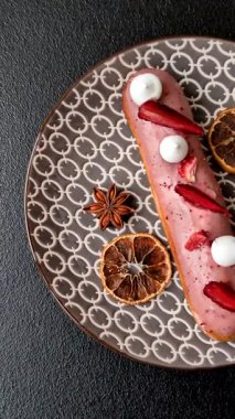 Fransız yemeği, çikolata dolgulu tatlı ve renkli kremayla kaplı. Tasarımınız için tatlı bir ekin