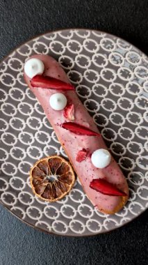 Fransız yemeği, çikolata dolgulu tatlı ve renkli kremayla kaplı. Tasarımınız için tatlı bir ekin