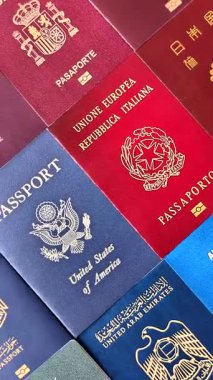 Farklı ülkelerin vatandaşlarının pasaportları, çeşitli ülkelerin pasaportlarından oluşan arka plan..