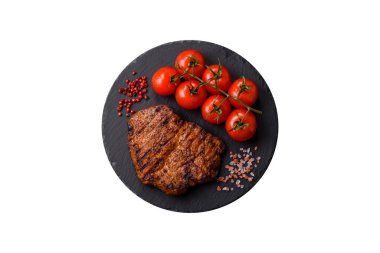 Et, biftek, ızgarada pişirilmiş sığır filetosu. Tasarımın için yemek arkaplanı olarak sulu biftek.