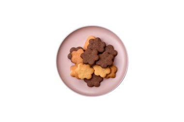 Kakao aromalı çıtır bisküvi, evde pişirme. Yemek masası için tatlı olarak bisküvi.