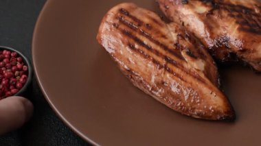 Tavuk göğsü, ızgara fileto, tabakta et yemeği. Öğle yemeği için faydalı ızgara kümes hayvanları
