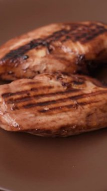 Tavuk göğsü, ızgara fileto, tabakta et yemeği. Öğle yemeği için faydalı ızgara kümes hayvanları