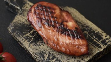 Tavuk göğsü, ızgara fileto, tabakta et yemeği. Öğle yemeği için faydalı ızgara kümes hayvanları