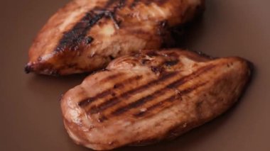 Tavuk göğsü, ızgara fileto, tabakta et yemeği. Öğle yemeği için faydalı ızgara kümes hayvanları