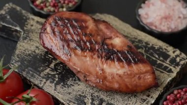 Tavuk göğsü, ızgara fileto, tabakta et yemeği. Öğle yemeği için faydalı ızgara kümes hayvanları