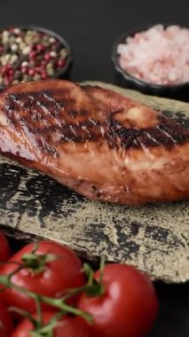 Tavuk göğsü, ızgara fileto, tabakta et yemeği. Öğle yemeği için faydalı ızgara kümes hayvanları