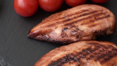 Tavuk göğsü, ızgara fileto, tabakta et yemeği. Öğle yemeği için faydalı ızgara kümes hayvanları