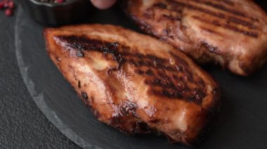 Tavuk göğsü, ızgara fileto, tabakta et yemeği. Öğle yemeği için faydalı ızgara kümes hayvanları