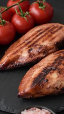 Tavuk göğsü, ızgara fileto, tabakta et yemeği. Öğle yemeği için faydalı ızgara kümes hayvanları