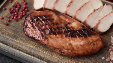 Tavuk göğsü, ızgara fileto, tabakta et yemeği. Öğle yemeği için faydalı ızgara kümes hayvanları