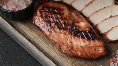 Tavuk göğsü, ızgara fileto, tabakta et yemeği. Öğle yemeği için faydalı ızgara kümes hayvanları