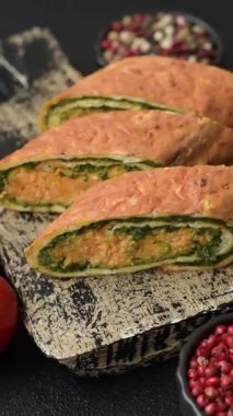 Bir rulo omlet, ıspanak, peynir ve kıyma. Yumurta ve ıspanakla yuvarlan.