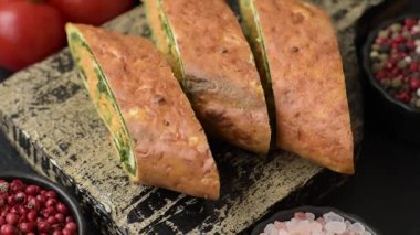 Bir rulo omlet, ıspanak, peynir ve kıyma. Yumurta ve ıspanakla yuvarlan.