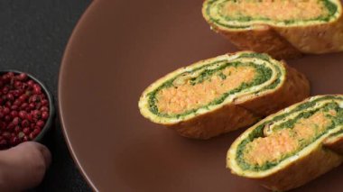 Bir rulo omlet, ıspanak, peynir ve kıyma. Yumurta ve ıspanakla yuvarlan.