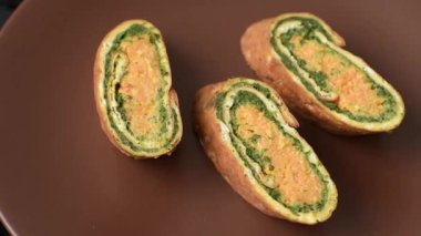 Bir rulo omlet, ıspanak, peynir ve kıyma. Yumurta ve ıspanakla yuvarlan.
