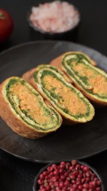 Bir rulo omlet, ıspanak, peynir ve kıyma. Yumurta ve ıspanakla yuvarlan.