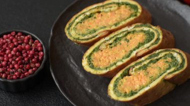 Bir rulo omlet, ıspanak, peynir ve kıyma. Yumurta ve ıspanakla yuvarlan.