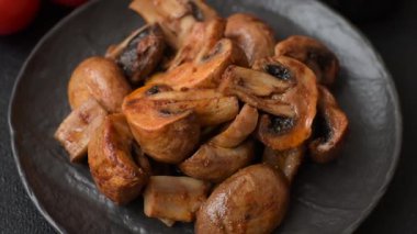 Yemek, fırında mantar soslu ve baharatlı şampiyon dilimleri. Izgara mantarların arka planı