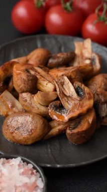 Yemek, fırında mantar soslu ve baharatlı şampiyon dilimleri. Izgara mantarların arka planı