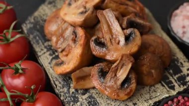 Yemek, fırında mantar soslu ve baharatlı şampiyon dilimleri. Izgara mantarların arka planı