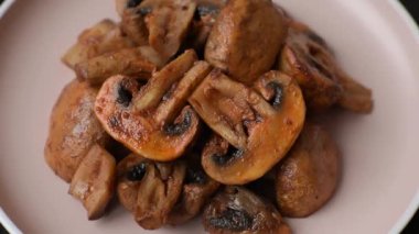 Yemek, fırında mantar soslu ve baharatlı şampiyon dilimleri. Izgara mantarların arka planı