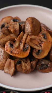 Yemek, fırında mantar soslu ve baharatlı şampiyon dilimleri. Izgara mantarların arka planı